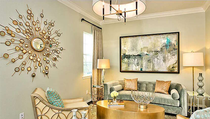 Combinação de lustre e luminária de chão na sala de estar