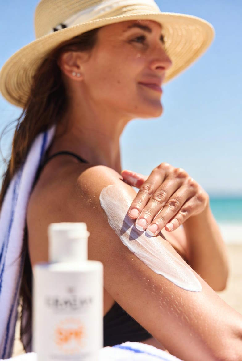 Yüksek Faktörlü (SPF 50+) Matlaştırıcı Güneş Kremi